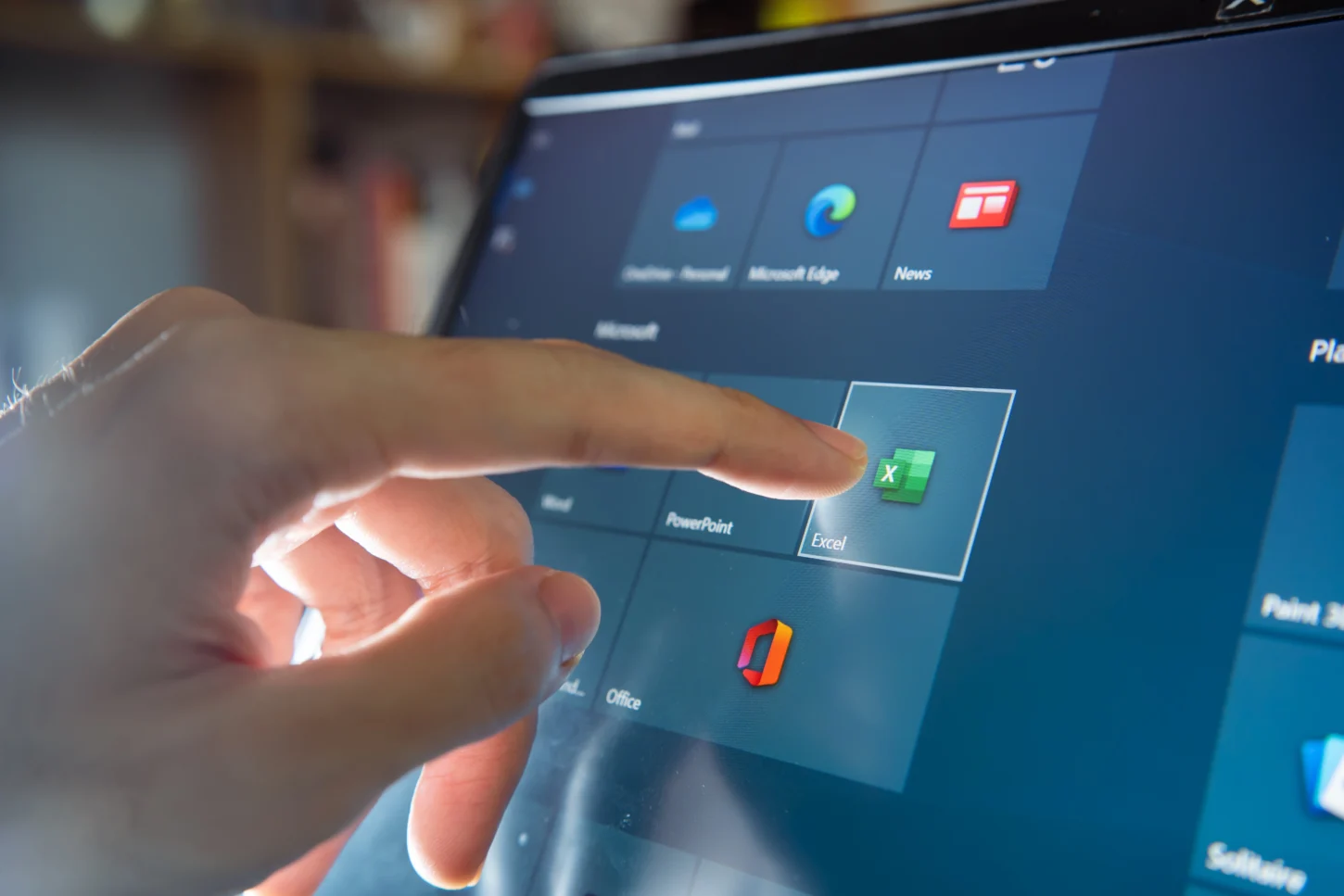 Hand bedient eine digitale Excel-Anwendung